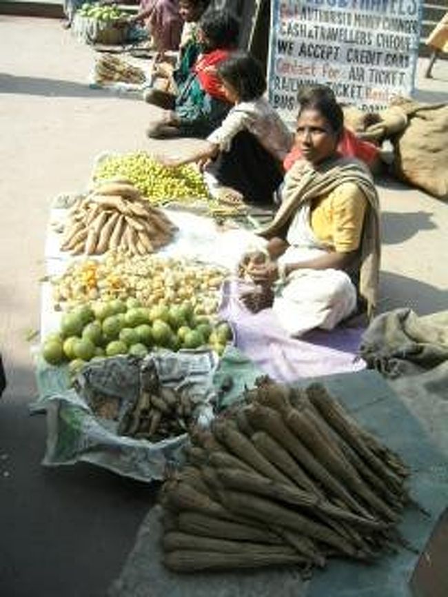 果物屋。手前の細長いモノ、なにやらイモみたいな繊維たっぷりでした。味は...