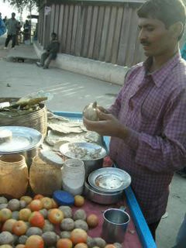 じゃがいもとトマトを刻み、マサラやチリ、謎のすっぱいタレを混ぜて食べる。