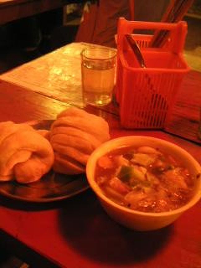 チベット料理屋で。<br />ティンマーという蒸しパンとヌードル。
