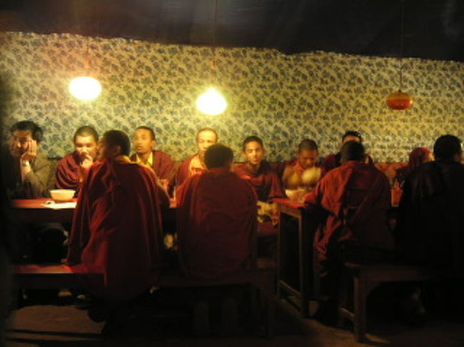 食事中のチベット僧たち。