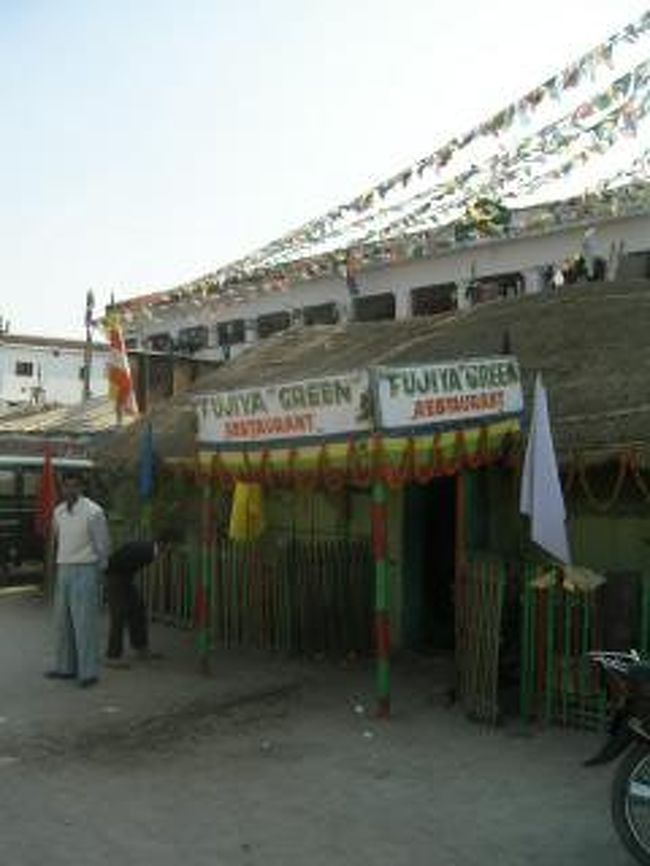 多分滞在中一番お世話になったフジアレストラン。<br />シーズンだったため、たくさんのレストランテントがあったものの、ダライラマが去ってから、店もどんどん減っていったけれど、ここは健在。