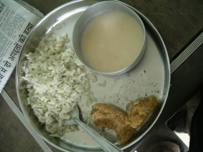 マカル・シャンカランティという収穫祭。<br />チウラ（干してたたいた米）、ヨーグルト、ゴマのお菓子と黒砂糖をゲストハウスでごちそうになる。