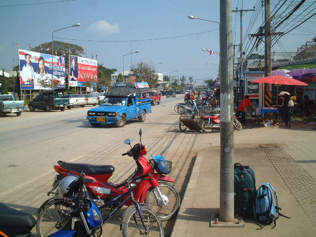 ソンテウは町のメインストリートに到着。<br />（パホンヨーテェイン通り）<br />さっそく宿探し。
