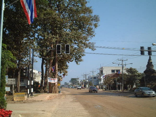 メインとＧＨの通りの交差点<br />（西【歴史公園】側から東【メコン川】を望む）