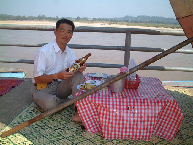 「ばあっ..」情けないショットですが。<br />川を眺めながらビールといきいますか。<br />一人はチョッとさびしいカモ