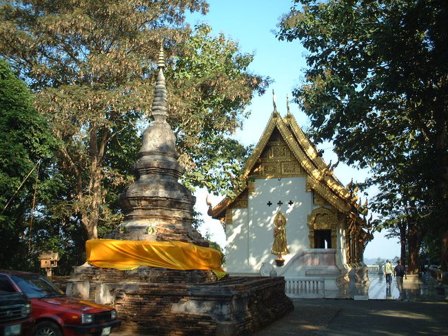 裏手には渋い仏塔が
