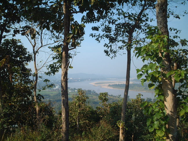 次にメコン川沿いを南下。<br />「ワット・プラタート・パ。ンガオ」へ<br />メコン川、チェンセーンの町並みそして対岸ラオスを<br />眺めることができる。