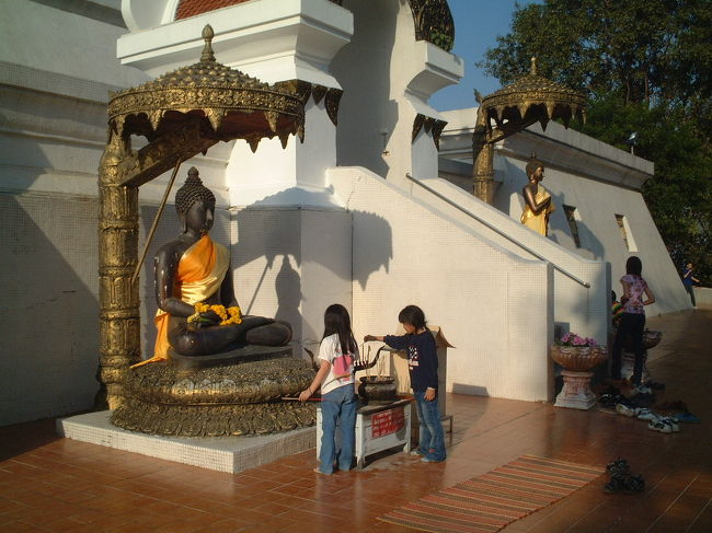 お参りしている子供たち<br />