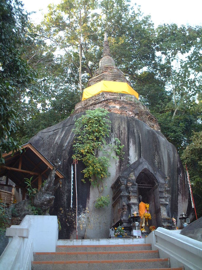 ラオスのかぼちゃ寺みたい<br />いやミャンマーのチャイティヨーか