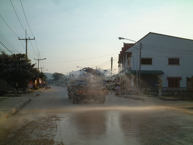 町に戻ってきました。<br />散水風景。ちょっと外れると未舗装なのです。<br />（小学校の頃が懐かしいなあ。←いくつだよ。(・・?　）