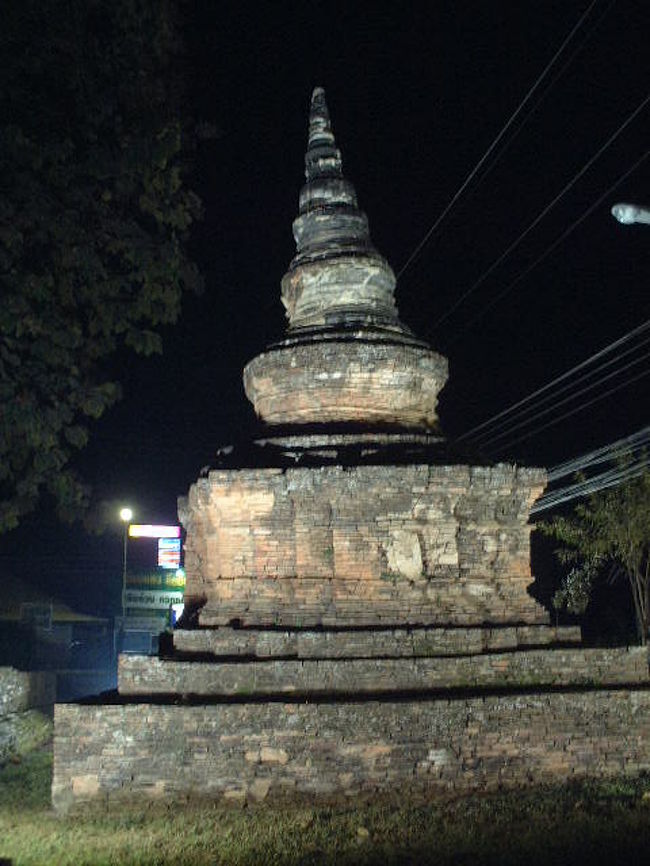 夜も仏塔などがライトアップされていてとても綺麗です。<br />（他の写真は失敗しました。(^^ゞ　）<br />