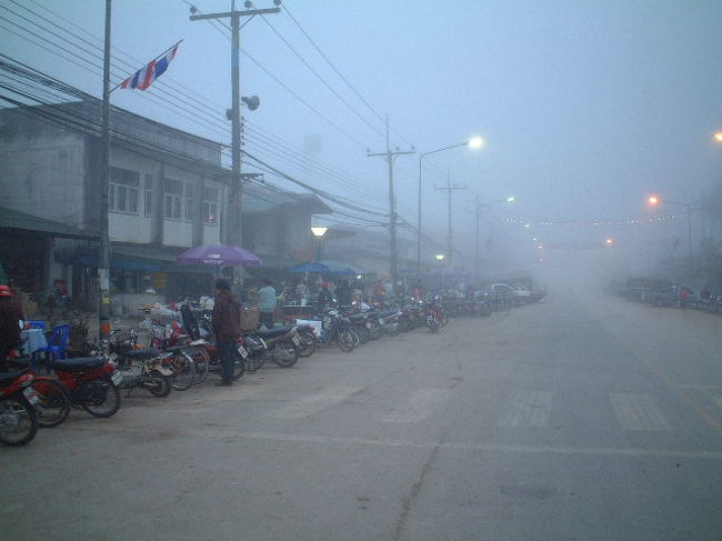 翌朝、7:00頃です。<br />川沿いなので靄がかかるのでしょうか？<br />