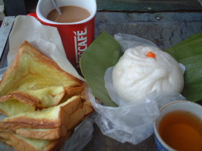 本日の朝食です。<br />これからゴールデントライアングルへ行きます。<br />（「黄金三角」旅行記参照）