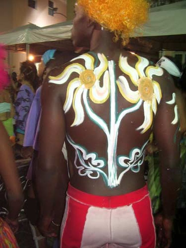 カーニバルは一週間続く。<br />この間、毎晩朝まで踊り明かしている。雨でもやってた。<br />こういう時のブラジル人のパワーはホント凄い。<br />