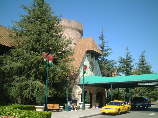 今回お世話になったのはディズニーランドそばにあるアナハイムのシェラトンホテル。　ホテルのデザイン自体が古城風で可愛いところです。<br />ディズニーランドまではホテル専用の送迎車で５分くらい。<br />レゴランドはここからツアーバスで５０分くらいでした。