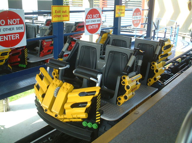 ジェットコースターに早速乗車してみる。<br />さすがに子供用だけあって迫力に欠けますが、レゴブロック風の乗り物は可愛い。