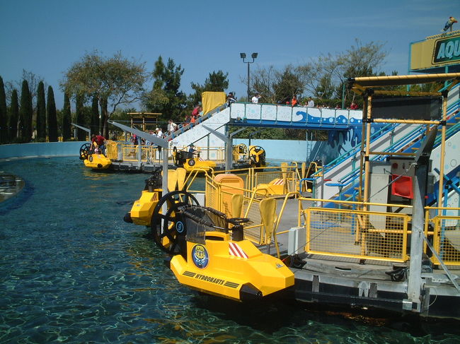 水上バイク風乗り物。<br />グルグル回っているだけだが子供たちには大人気。