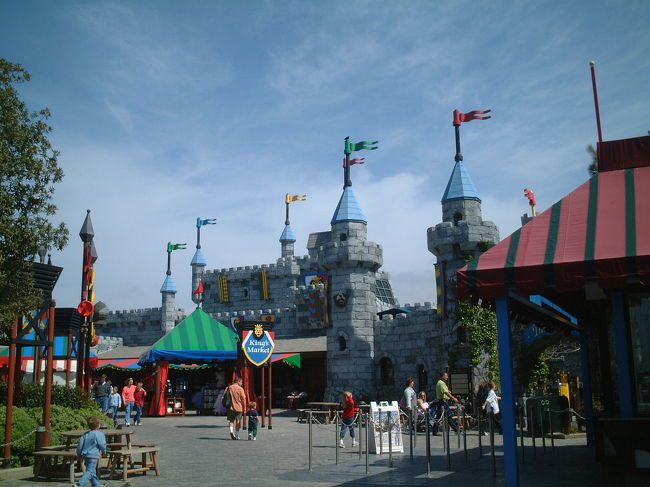 お城もレゴブロック風。