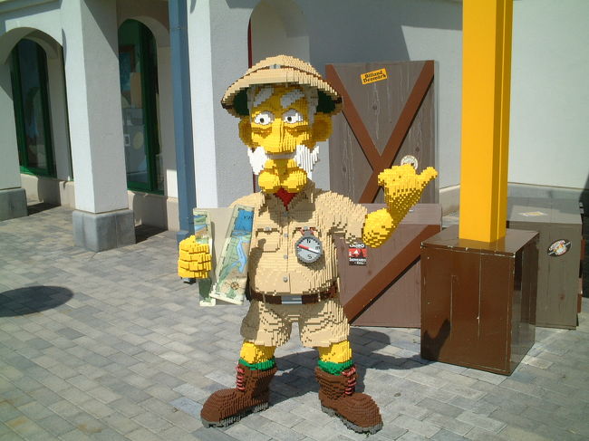 パーク内にはこうした人や動物がたくさん置かれています。