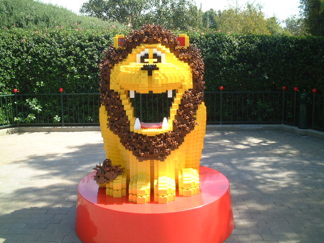 ライオンの口のところから子供たちが顔を出していました。