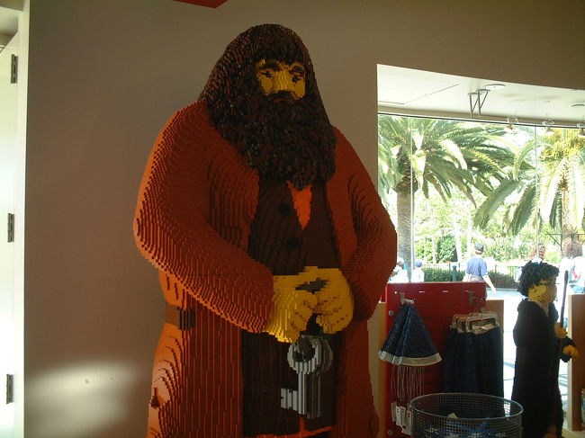 ＳＨＯＰ内にはハリーポッターとハグリッドも居ました。<br />ハリーポッターシリーズは当時大人気でしたね。　今も？