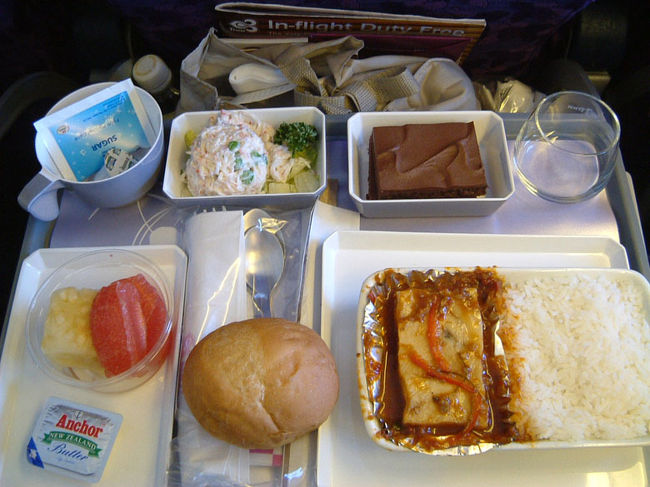 成田-バンコク間（TG641）の機内食<br />魚は結構辛くて、チョコレートケーキはうまかった♪