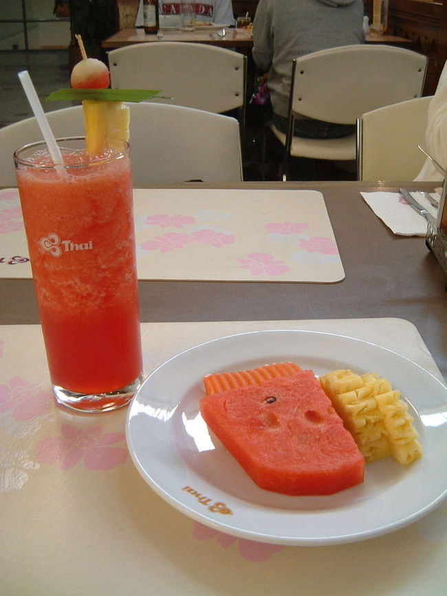 バンコクの空港で休憩・・・。<br />ウォーターメロンシェイク