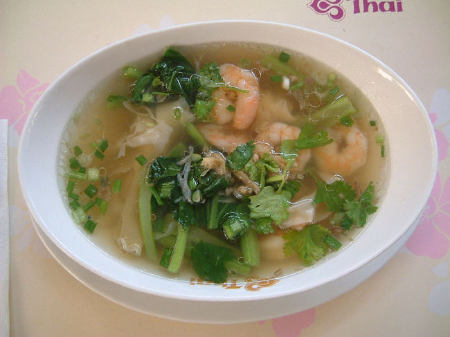 ワンタンスープ　いい味です。