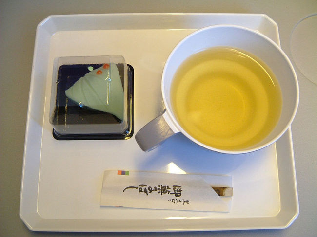 同じく機内食。<br />和菓子です。味はちょっと・・・。