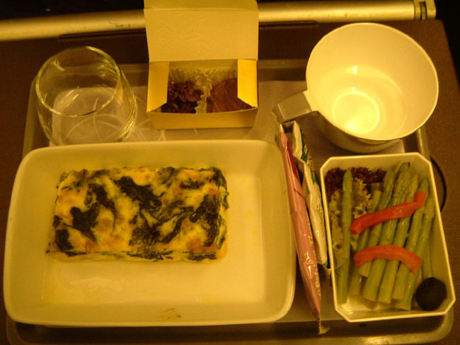 バンコク-ヤンゴン間（TG305）での機内食。<br />注）食べ物ばっかりですが、ひっきりなしに食べていたわけではありません・・・。