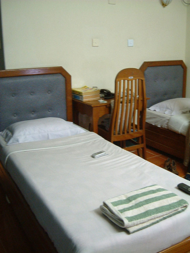 ヤンゴン到着。<br />一泊目は日本で予約していBEAUTYLANDHOTEL?。<br />初めてのゲストハウス。<br />HPの写真はかなり綺麗で期待していたのに、シーツに穴があいていたり、部屋は結構微妙。