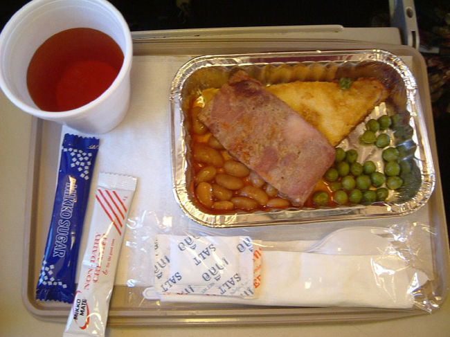 ヤンゴンからニャンウーへの飛行機の機内食。<br />（6T401）