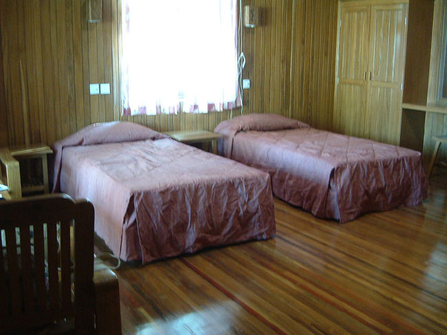 4つのホテルを見て選んだのがこの「ヤーケンダホテル」<br />コテージの部屋は、バスタブ・ホットシャワー・トイレ・ポット・TV・お茶も付いています。<br />シーツもパリパリ！気のいい香りがします。<br />これでツイン25ドル！