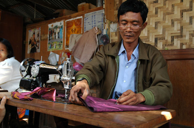 午前中はロンジーを買いにマーケットへ。かなり高く買ってしまったようで少々ブルー。おじさんが縫ってくれます。