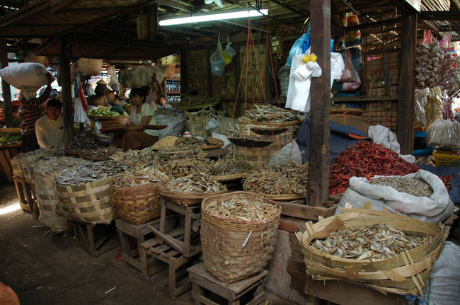 市場の中の食品売り場。