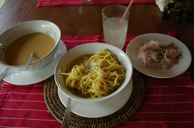 メニューにはなかったけれど、ミャンマーの麺料理を食べさせてもらいました。ピーナッツのスープをかけて食べます。なかなかうまい。