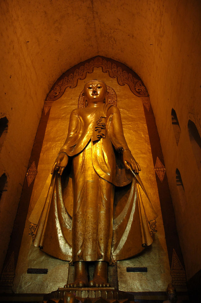 立っている像でヒザ小僧が見えているのは古い像で、見えていないのは新しい像だそうです。現地の人は顔を見れば新しいか古いかすぐに分かるらしいけれど、これは・・・新しいのかな。