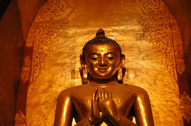 遠くから見ると笑っているけれど…