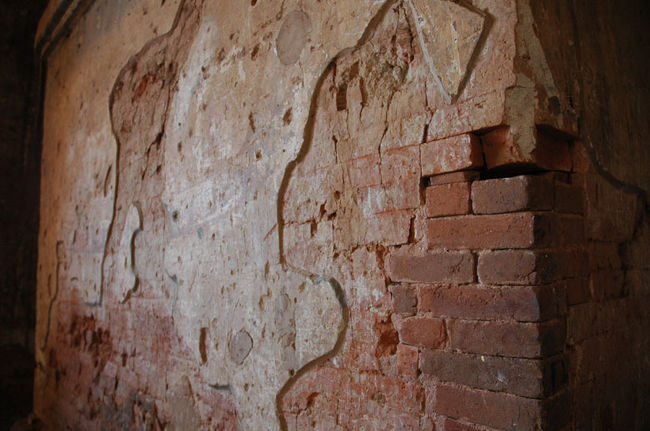 古いものと修復されたものが混在。<br />レンガの隙間が広い方が修復後のものです。<br />当時はレンガの間に針が入るくらいの隙間も許されなかったらしいです。