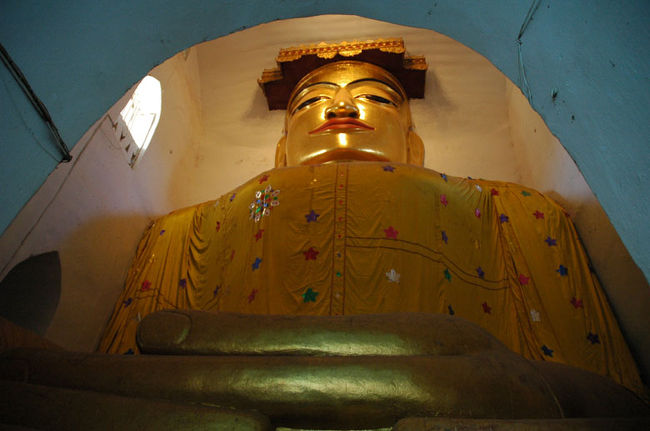 マヌーハ寺院。<br />大きい仏像があります。<br />私が聞き取った日本語が正しければ・・・この寺院を建てた人が太っていて家で窮屈だったから、こんなの仏像が窮屈そうに納められているらしいです。