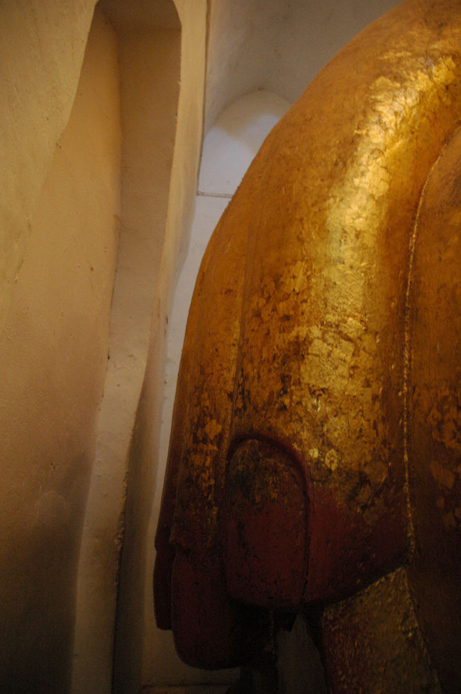 この指だけで背の高さよりもっとでかいです。<br />この隙間を通って向こう側へ行きます。