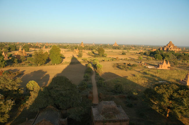 シュエサンドーパゴダに登って夕日を見ます。<br />結構いい景色。<br />今いるパゴダの影。