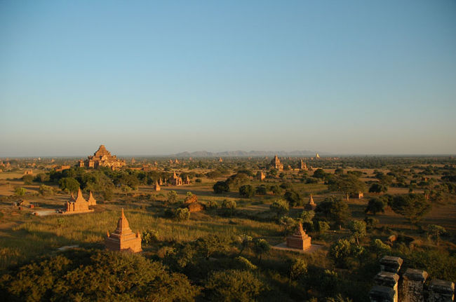 日没をじっと待ちます。<br />沢山の観光客がここで日没を待っていました。