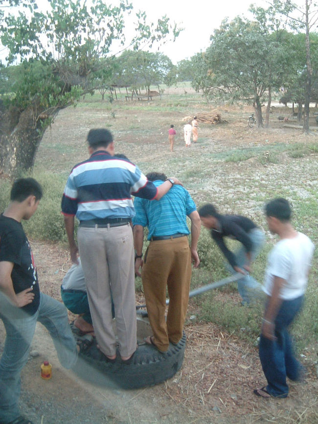 途中、タイヤが壊れたか、1時間くらい停車することが2回ほど。。。<br />タイヤを直したらひたすらバスは走ります。