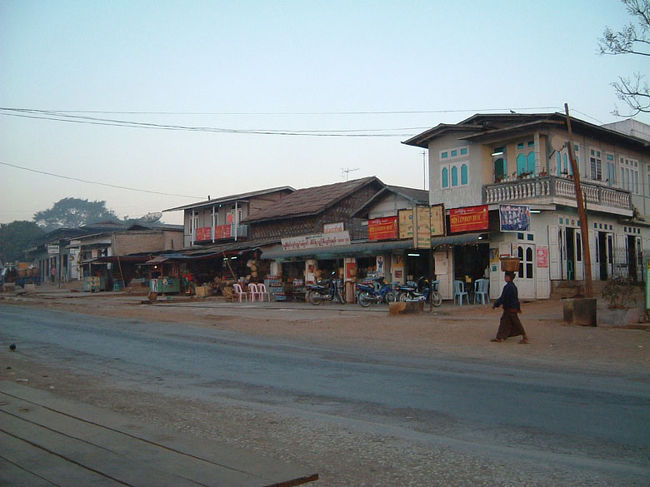 ここは途中のアウンバンの町。