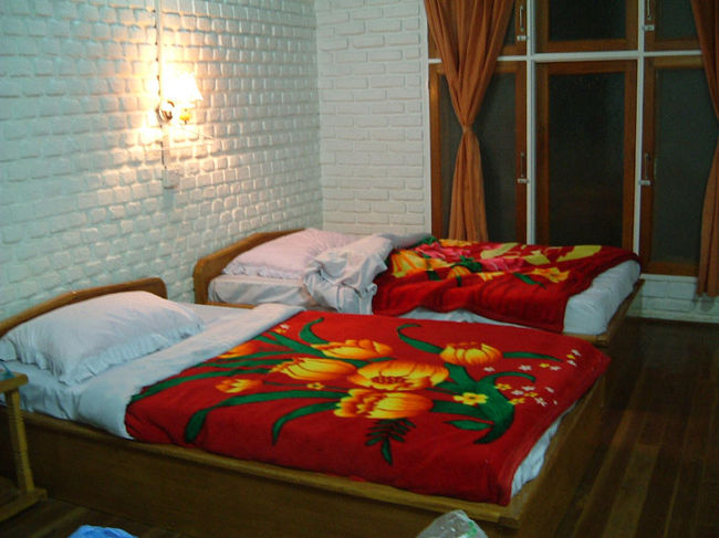 5箇所くらいホテルを回って決めた宿がチークウッドホテルです。<br />この部屋にひとりでひと晩10ドル。<br />3つもベッドがあって広いです。<br />ただ、バスタブがないのが残念。<br />でも、ゲストハウス初心者が快適に4泊もできたのだから、かなりいいゲストハウスなのだと思います。