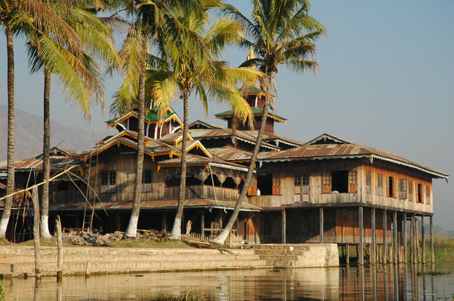 最初、マーケットに寄ってくれました。<br />みやげ物屋がたくさん。<br />私はあまりにも寒かったので、あったかそうな布を購入。