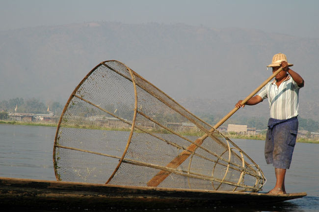 こんな風に漁をする人が湖上には沢山います。