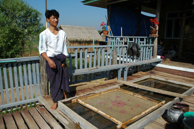 お土産物屋一店舗目。<br />ここで出されたお菓子がかなりおいしくて、どこに売っているのか聞いたら「ここで売ってますよ」なんて、レジのしたから出してきて売ってくれました。
