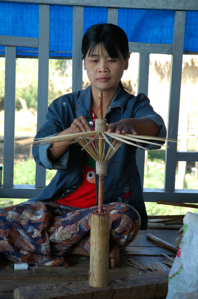傘の製作風景。
